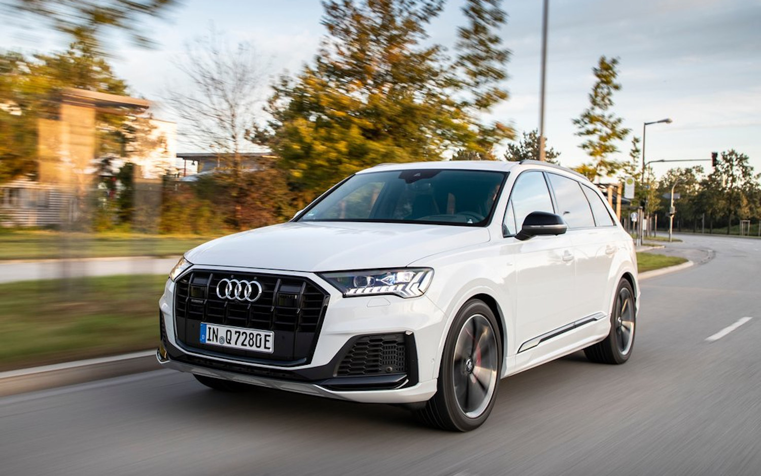 Comparison - BMW X5 xDrive40i 2022 - vs - Audi Q7 TFSI e Hybrid 2020 ...